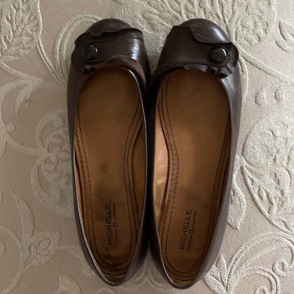 Women’s shoes- brown with ruffle feature and bow. - Picture 2 of 3